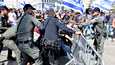 Mielenosoittajat ja poliisi ottivat yhteen Tel Avivissa keskiviikkona.