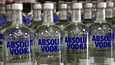 Absolutin omistava Pernod Ricard kertoi aiemmin tässä kuussa, että se alkaa taas viedä joitain tuotteita Venäjälle. Ilmoitus aiheutti kritiikkivyöryn, ja Absolutin vienti Venäjälle lopetetaan.