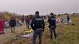 Italialaisia poliiseja Cutrossa, Calabrian alueella, jonne haaksirikossa kuolleiden siirtolaisten ruumiita uskotaan huuhtoutuneen. Kuvakaappaus Italian poliisin jakamalta videolta.