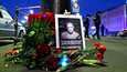 Räjähdyspaikalle Pietarissa tuotiin sunnuntai-iltana kukkia ja surmansa saaneen sotabloggaajan kuva. Kuvassa lukee ”taistelin Venäjän puolesta”. 