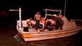 Pelastajat etsivät veneonnettomuudesta selvinneitä ja turmassa kuolleita Tartusin satamakaupungin rannikolla torstaina 22. syyskuuta. 