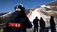 Yanqingin alppihiihtokeskuksessa on lunta vain rinteissä, eikä sekään ole luonnonlunta. Brittilehti The Guardian kertoo, että Pekingin talviolympialaisten tekolumen valmistukseen vaaditaan yli 200 miljoonaa litraa vettä. Kuva helmikuun 2021 mediakierrokselta.