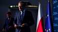 Puolan oppositiopuolue Kansalaisfoorumin puheenjohtaja ja entinen Eurooppa-neuvoston puheenjohtaja Donald Tusk syytti Puolan hallintoa ”EU:sta lähtemisestä” tuoreen päätöksen jälkeen. Kuvassa Tusk Varsovassa 4. heinäkuuta.