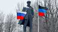 Venäjän tukeman Donetskin kansantasavallan (oik.) ja ja Venäjän liput  liehuivat Leninin patsaan edustalla Donetskissa 24. tammikuuta.