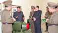 Pohjois-Korean johtajan Kim Jong-unin (toinen vasemmalta) kerrottiin tutkivan ydinkärkiä sijainnissa, jota ei tuotu julki. Uutistoimisto Reutersin maaliskuussa eteenpäin välittämää kuvaa ei ole päivätty.