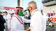Saudi-Arabian urheiluministeri Abdulaziz bin Turki Al-Faisal (vas.) tapasi formula ykkösten moottoriurheilujohtajan Ross Brawnin Qatarin gp:n yhteydessä marraskuussa 2021. Prinssi Al-Faisal on itsekin kilpaillut moottoriurheilussa.