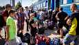 Ukrainalaisia siviilejä nousemassa Pokrovskiin asemalla evakuointijunaan viikonvaihteessa. 