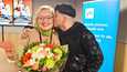 Vantaan kaupunginjohtaja Ritva Viljanen sai Euroviisujen sydänten voittajalta, Käärijältä pusun ja unohti antaa hänelle kukat. 