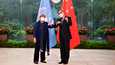 YK:n ihmisoikeusvaltuutettu Michelle Bachelet ja Kiinan ulkoministeri Wang Yi julkaisivat maanantain tapaamisestaan hyväntuulisen kuvan. Bacheletin matkan tarkoituksena oli vierailla Xinjiangissa, jonka vähemmistöjä Kiinan on pitkään kerrottu järjestelmällisesti sortavan.