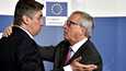 EU:n komission silloinen puheenjohtaja Jean-Claude Juncker (oik) tervehti Zoran Milanovićia EU-kokouksessa vuonna 2015. Milanovic oli tuolloin Kroatian pääministeri. 