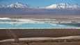 Maailman suurimpiin litiumintuottajiin kuuluvan Albemarlen kaivoksen suolavesialtaita Atacaman aavikolla Chilessä elokuussa 2018.