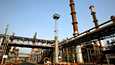 Intian valtio-omisteinen jalostamo Bharat Petroleum Corp ostaa paljon Venäjän Urals-raakaöljyä. Kuvassa jalostamon työntekijä pyöräilee yhtiön Mumbain jalostamolla.