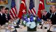Yhdysvaltain ulkoministeri Antony Blinken (vas.) ja Turkin ulkoministeri Mevlüt Çavuşoğlu (oik.) neuvottelupöydän ääressä Washingtonissa keskiviikkona.