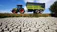 Kuivuuden piinaamassa Ranskassa jo yli sata kuntaa on ilman juoksevaa juomavettä. Maanviljelijä ajoi traktorilla kuivuneen maan ohitse Villeneuve-en-Retzissä maanantaina.