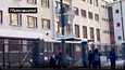 Kuvakaappaus Moslenta-median julkaisemasta videosta, jossa lekoja heitellään Suomen Moskovan-suurlähetystön pihalle.