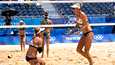 Beach volley -naiset pelaavat pääasiassa bikineissä. Yhdysvaltain April Ross (vas.) ja Alix Klineman juhlivat naisten beach volleyn olympiakultaa viime elokuussa Tokiossa. Kaksikko kaatoi finaalissa Australian Mariafe Artacho del Solarin ja Taliqua Clancyn.