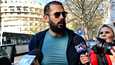 Andrew Tate saapui järjestäytyneen rikollisuuden ja terrorismin tutkinnan osastolla järjestettyyn oikeuden kuulemiseen Bukarestissa 10. huhtikuuta. 