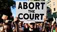 Aborttioikeutta New Yorkissa puolustava mielenosoittaja piteli kylttiä ”Pysäyttäkää [korkein] oikeus” viitaten oikeuden päätökseen kumota laaja turva aborteille 24. kesäkuuta.