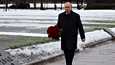 Vladimir Putin kävelee laskemaan kukkia Piskarjovkan hautausmaalle Leningradin piirityksen vuosipäivän kunniaksi Pietarissa keskiviikkona.