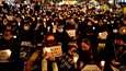 Kymmenettuhannet ihmiset kokoontuivat kynttilämielenosoitukseen Soulissa Etelä-Koreassa 5. marraskuuta. 