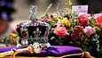 Kruunu ja valtikka sekä lukuisista eri kukista koottu hautajaisseppele lepäsivät kuningatar Elisabetin arkun päällä hautajaisissa. Kuvassa näkyy myös kuningas Charlesin kirjoittama viesti.