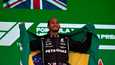 Lewis Hamiltonilla oli palkintojenjaossa mukana Brasilian lippu. Sitä ottaessaan Hamiltonin epäillään irrottaneen turvavyönsä.