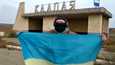 Украинский военный салютует флагом в селе Клапая неподалёку от Херсона. Пятница, 11 ноября 2022 года. Фото: Reuters