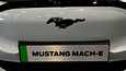 Yhdysvaltalaisen Fordin Mustang Mach-E -sähköauto Lontoon sähköautonäyttelyssä lokakuussa 2022. 