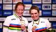 Amy Pieters (oik.) ja Kirsten Wild juhlivat pariajon MM-kultaa viime lokakuussa.