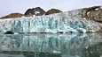 Grönlannin jäätiköiden sulamisvauhti on kiihtynyt maapallon lämpenemisen seurauksena. Kuvassa Apusiaajikin jäätikön reunaa meren rannalla Kaakkois-Grönlannissa.