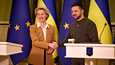Euroopan komission puheenjohtaja Ursula von der Leyen ja Ukrainan presidentti Volodymyr Zelenskyi kättelivät torstaina Kiovassa.