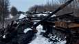 Tuhottu venäläinen taistelupanssarivaunu ja sen takana Ukrainan saaliiksi saamiaan vaunuja Sumyn alueella 7. maaliskuuta. 