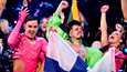 Käärijä ja tanssijat tuulettivat pisteidenlaskun aikana Euroviisujen finaalissa viikonloppuna.