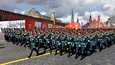 Venäjän asevoimien sotilaat marssivat voitonpäivän paraatissa Moskovassa maanantaina. Paraatissa esiintyi noin 11 000 sotilasta.