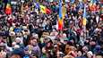 Moldovalaiset osoittivat mieltään elinkustannusten nousun vuoksi maan pääkaupungissa  Chisinaussa sunnuntaina.