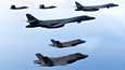 Yhdysvaltalaista ja eteläkorealaista hävittäjälentokoneita Keltaisenmeren yllä kuvattuna 1. helmikuuta.