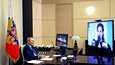 Venäjän valtiollisen uutistoimiston Sputnikin välittämän kuvan kerrotaan esittävän Vladimir Putinia keskustelemassa valtion kulttuuripalkinnon saajien kanssa videoyhteydellä residenssistään Novo-Ogarjovosta Moskovan luoteispuolelta perjantaina.