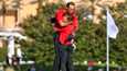 Tiger Woods halasi poikaansa Charliea kakkossijan tuoneen parikisan päätteeksi 19. joulukuuta. Kaksikko esiintyi kilpailussa samanlaisissa asuissa.