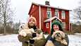 Turkulaiset Jonathan Holmberg ja Anna Strazdina kokeilevat tämän talven asumista hiljaisella saarella koiriensa Puppen (vas.) ja Taran kanssa. Taustalla on heidän saarikotinsa, jonka majoituksesta he eivät maksa mitään.
