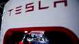 Teslaa ladattiin autonäyttelyssä Shanghaissa huhtikuussa 2021.