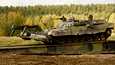 Suomi on päättänyt lähettää osana muuta aseapua myös kuusi Leopard 2 -raivauspanssarivaunua Ukrainaan. Kuva on vuodelta 2007.