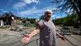Donetskin alueella Druživkan kylän asukas Nelja levitteli käsiään Venäjän iskun tuhoaman kotinsa vieressä 6. kesäkuuta.