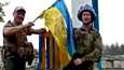 Sotilaat kiinnittivät Ukrainan lippua Lymanin kaupungin kylttiin lauantaina jaetussa Ukrainan presidentin kanslian julkaisemassa videossa.