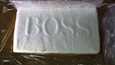 Poliisi takavarikoi taannoisen Katiska-huumevyyhdin tutkinnan yhteydessä muiden huumeiden ohella kokaiinia. Kuvassa kilo kokaiinia ”Boss”-logolla varustettuna. 
