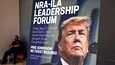 Ex-presidentti Donald Trumpin puheenvuoroa mainostava kyltti NRA:n konferenssikeskuksessa Houstonissa Texasissa.
