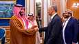 Saudi-Arabian uutistoimiston torstaina julkaisemassa kuvassa kättelevät Saudi-Arabian kruununprinssi Mohammed bin Salman (vas.) ja Jemeniä johtavaa neuvosta edustava Aidarus al-Zubaidi.