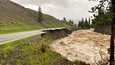 Yellowstonen kansallispuisto Yhdysvalloissa jouduttiin sulkemaan rankkasateiden aiheuttamien tulvien ja mutavyöryjen seurauksena.