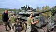 Ukrainan armeijan mekaanikot olivat Venäjän joukkojen hylkäämän panssarivaunun äärellä Harkovan alueella maanantaina.