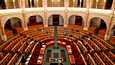 Unkarin parlamentti aloitti keskiviikkona keskustelun Suomen ja Ruotsin Nato-jäsenyyksien ratifioimisesta. Kuva parlamentin täysistuntosalista.