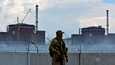 Venäläissotilas seisoi vartiossa Zaporižžjan ydinvoimalan liepeillä Ukrainassa 4. elokuuta.